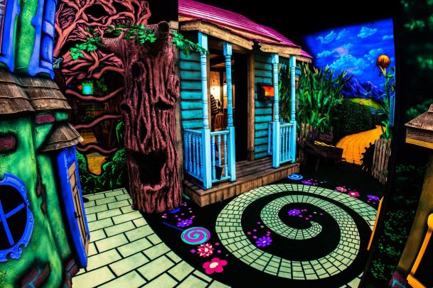 The Wonderful Wizard of Oz Blacklight Mini Golf - Blacklight Attractions